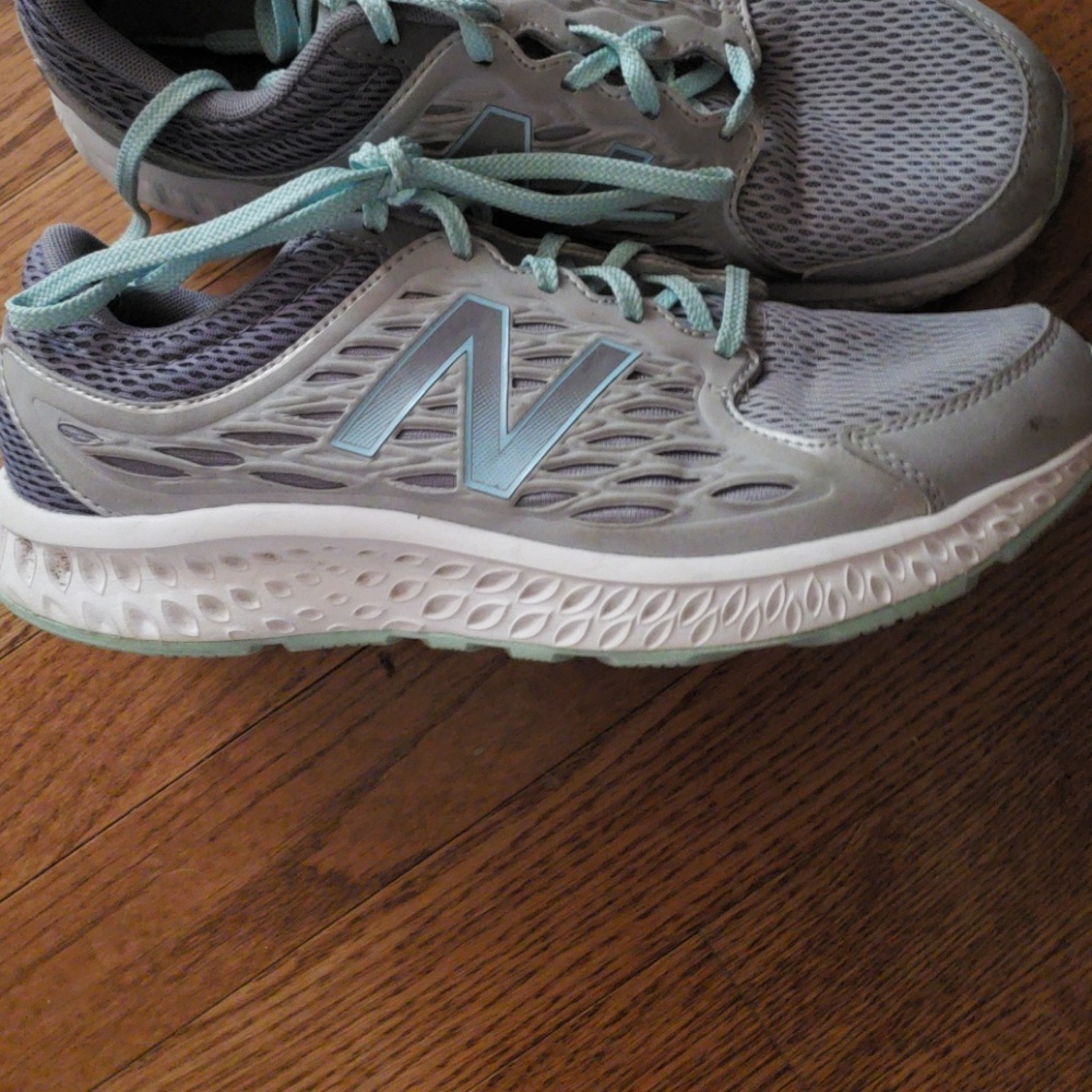 New Balance tennis shoes worn only once